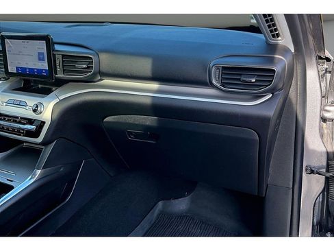 Used 2022 Ford Explorer XLT w/ Equipment Group 202A AWD/4WD image 18