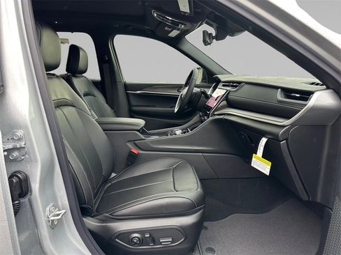 New 2025 Jeep Grand Cherokee Limited w/ Luxury Tech Group II image 18