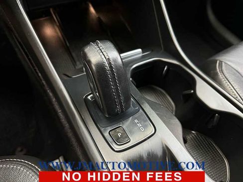 Used 2019 Volvo XC40 T5 Momentum image 32