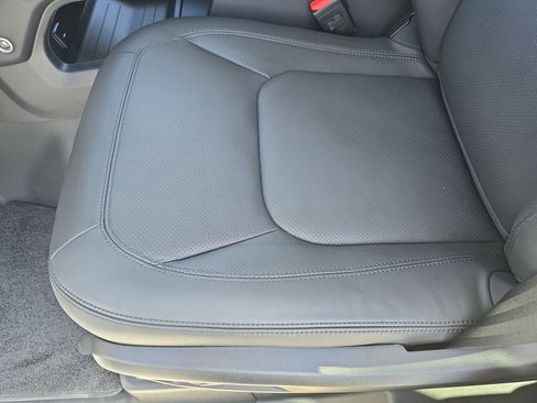 New 2026 Land Rover Defender 110 X-Dynamic SE image 29