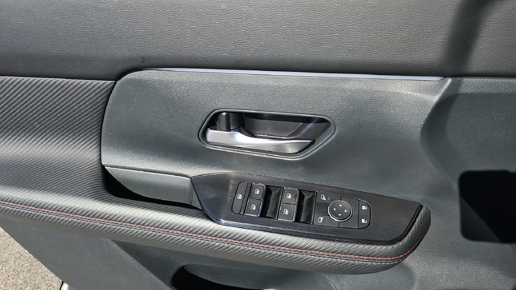 Certified 2025 Nissan Kicks SR FWD image 3