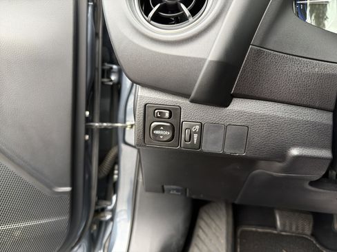 Used 2017 Toyota Corolla LE image 13