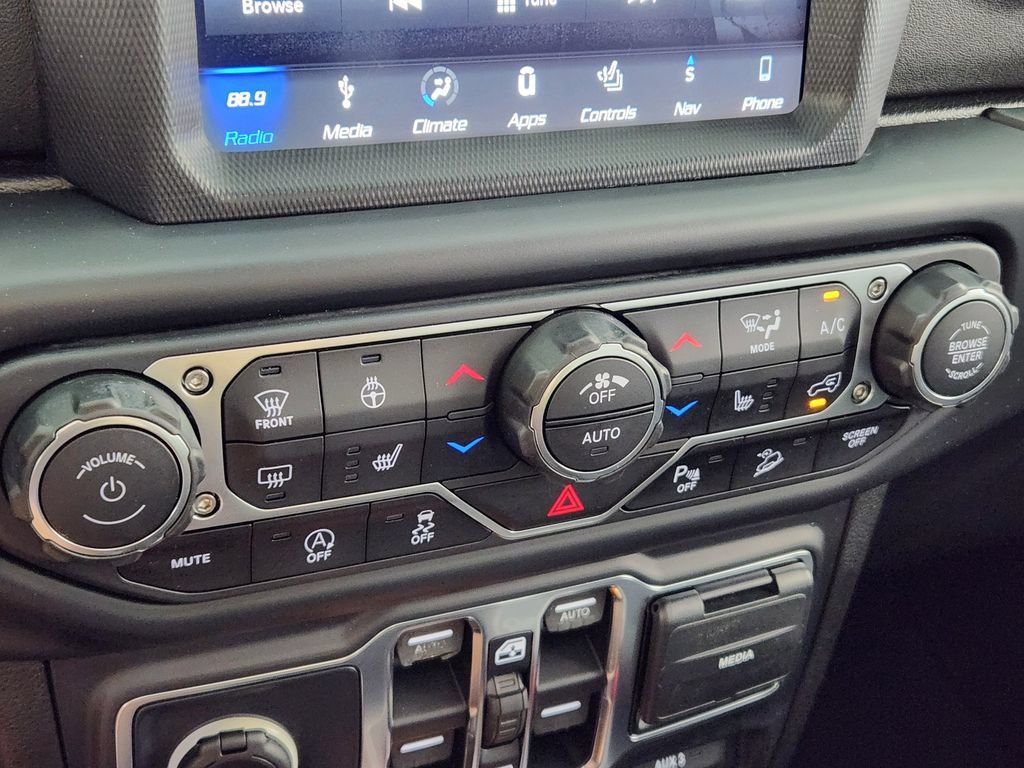 Used 2019 Jeep Wrangler Unlimited Sahara w/ Dual Top Group AWD/4WD image 23