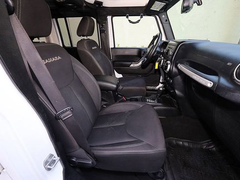 Used 2017 Jeep Wrangler Unlimited Sahara w/ Connectivity Group AWD/4WD image 32