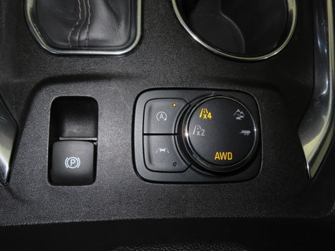 Used 2023 Chevrolet Traverse Premier AWD/4WD image 24