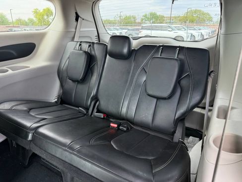 Used 2024 Chrysler Pacifica Touring-L FWD image 9