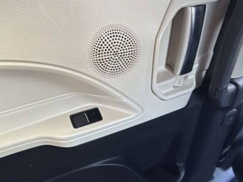 Certified 2024 Toyota Sienna Platinum image 34