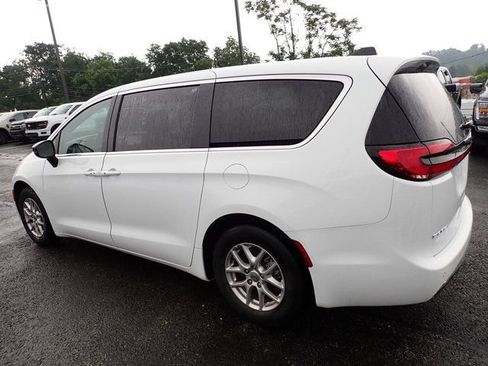 Used 2024 Chrysler Pacifica Touring-L FWD image 4