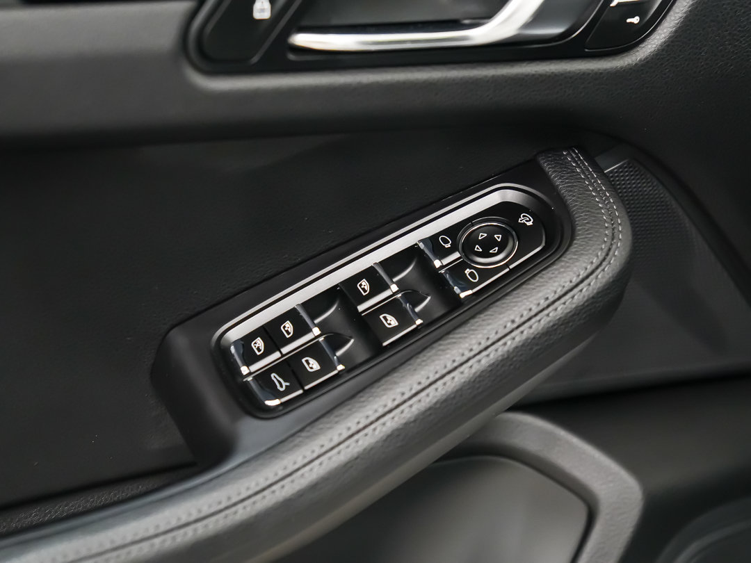 Certified 2024 Porsche Macan AWD/4WD image 20