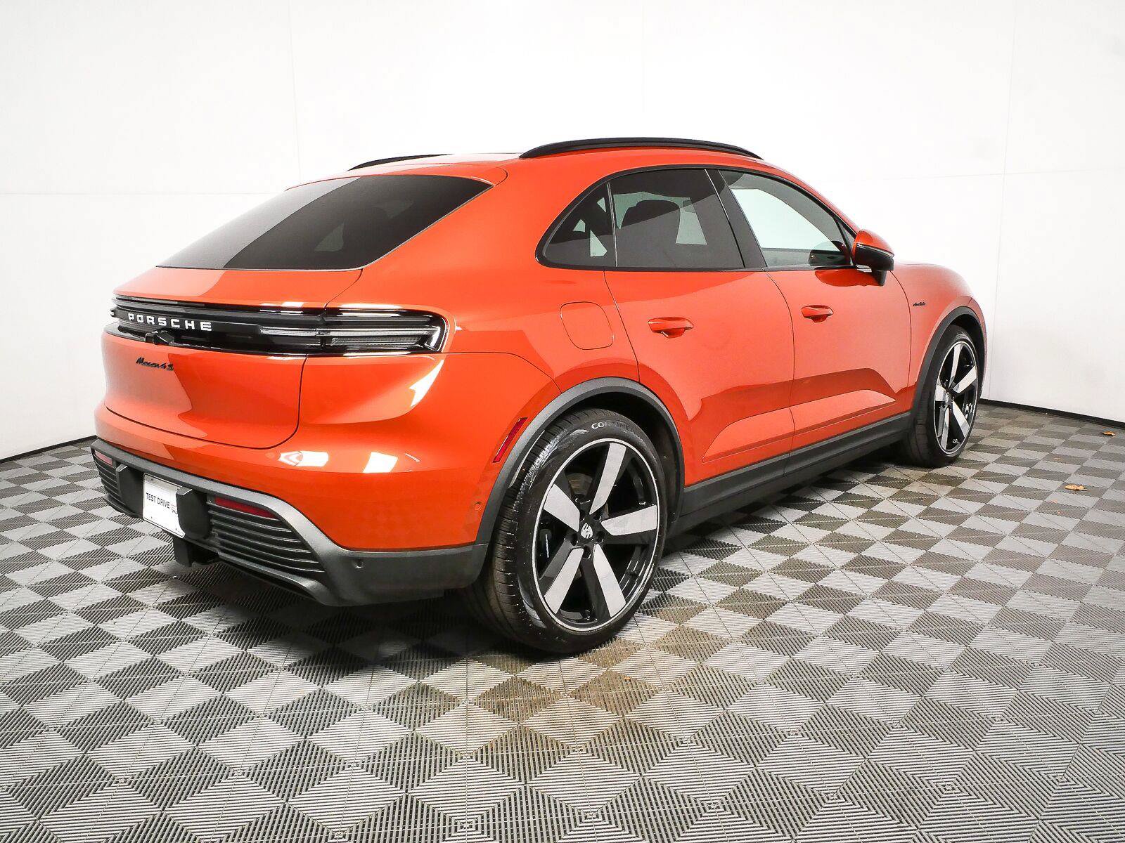 Certified 2025 Porsche Macan 4S Electric AWD/4WD image 28