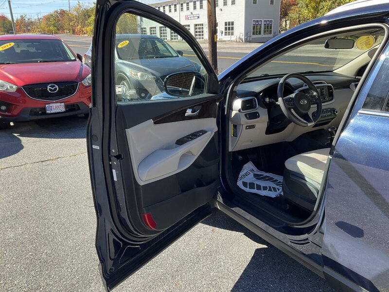 Used 2017 Kia Sorento AWD image 19