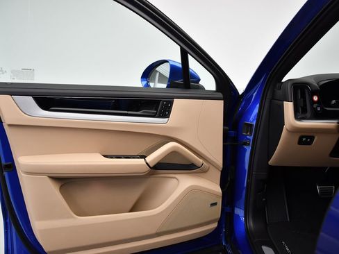 Used 2025 Porsche Cayenne S image 34