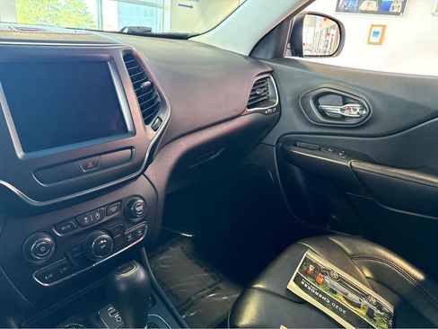 Used 2020 Jeep Cherokee Trailhawk AWD/4WD image 33