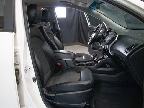 Used 2010 Hyundai Tucson GLS w/ Navigation Pkg 3 image 16