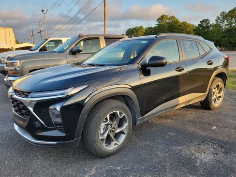 Used 2025 Chevrolet Trax LT w/ LT Convenience Package FWD image 3