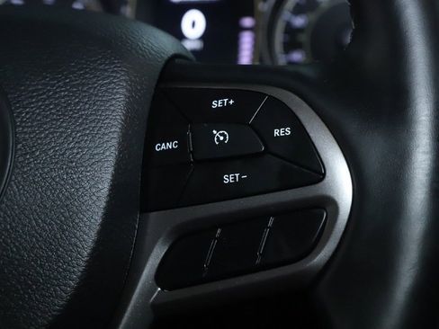 Used 2019 Jeep Cherokee Latitude Plus w/ Cold Weather Group AWD/4WD image 23