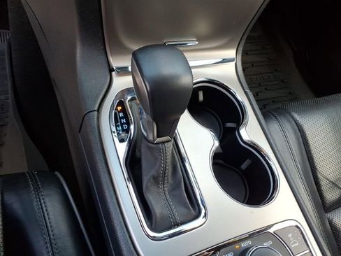 Used 2019 Jeep Grand Cherokee Overland AWD/4WD image 25