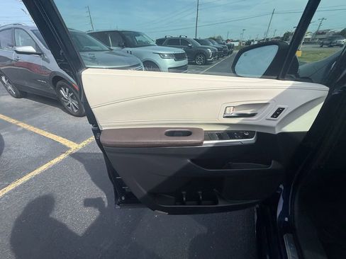 Used 2022 Toyota Sienna Platinum image 11