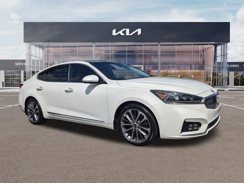 Certified 2019 Kia Cadenza Technology image 1