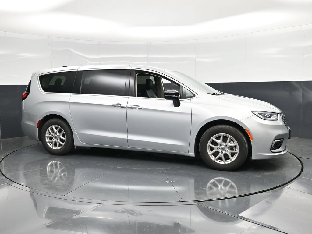 Used 2024 Chrysler Pacifica Touring-L FWD image 4
