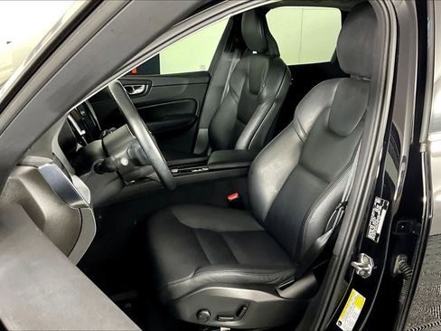 Used 2020 Volvo XC60 T5 Momentum w/ Premium Package image 8