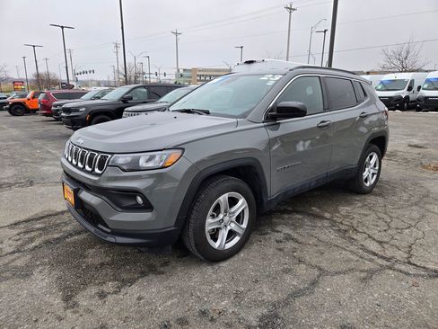 Used 2023 Jeep Compass Latitude w/ Mopar Graphics Package image 8