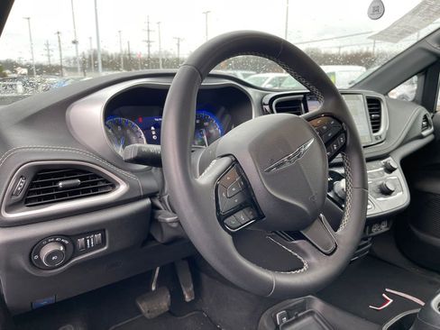 Used 2023 Chrysler Pacifica Touring-L w/ Uconnect Theater Family Group image 18