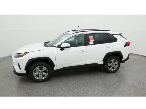Used 2022 Toyota RAV4 XLE w/ Convenience Package FWD image 2