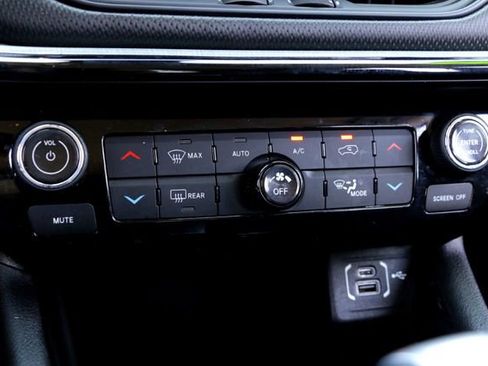 Used 2022 Jeep Compass Trailhawk w/ Trailhawk Convenience Group AWD/4WD image 18