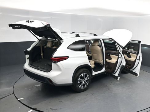 Used 2022 Toyota Highlander XLE image 18