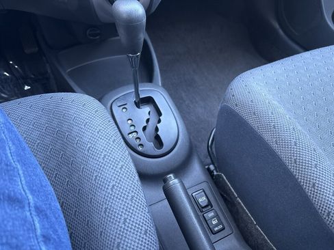 Used 2010 Toyota Yaris 4-Door Hatchback FWD image 40