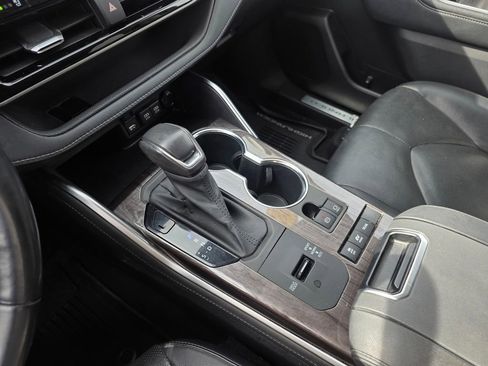 Used 2021 Toyota Highlander Limited image 21