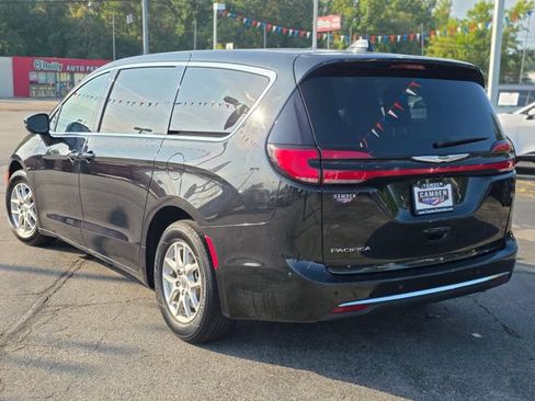 Used 2023 Chrysler Pacifica Touring-L FWD image 3
