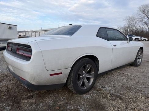Used 2015 Dodge Challenger SXT image 4
