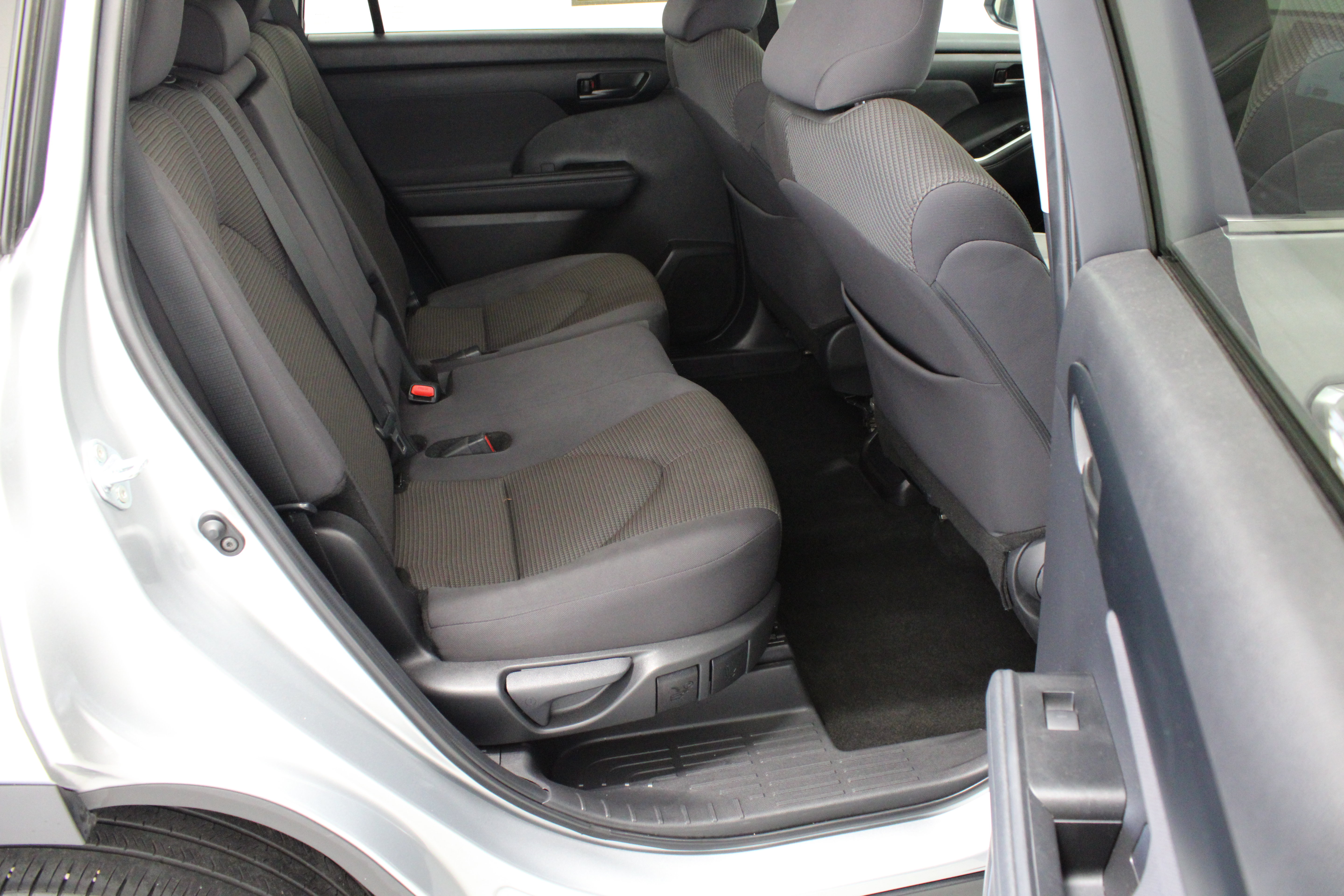 Used 2025 Toyota Highlander LE FWD image 36