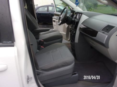 Used 2010 Dodge Grand Caravan SXT w/ Entertainment Group 2 FWD image 11