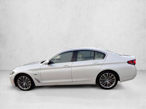 Used 2022 BMW 530e xDrive w/ Premium Package image 2