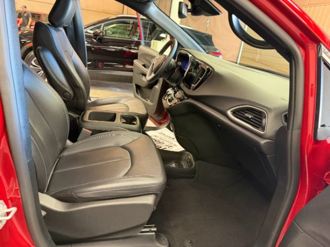Used 2025 Chrysler Pacifica Select FWD image 32