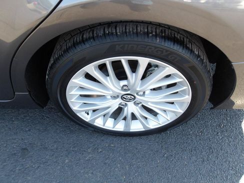 Used 2019 Toyota Camry XLE w/ Navigation Package FWD image 24