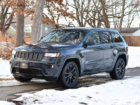 Used 2018 Jeep Grand Cherokee Altitude image 3