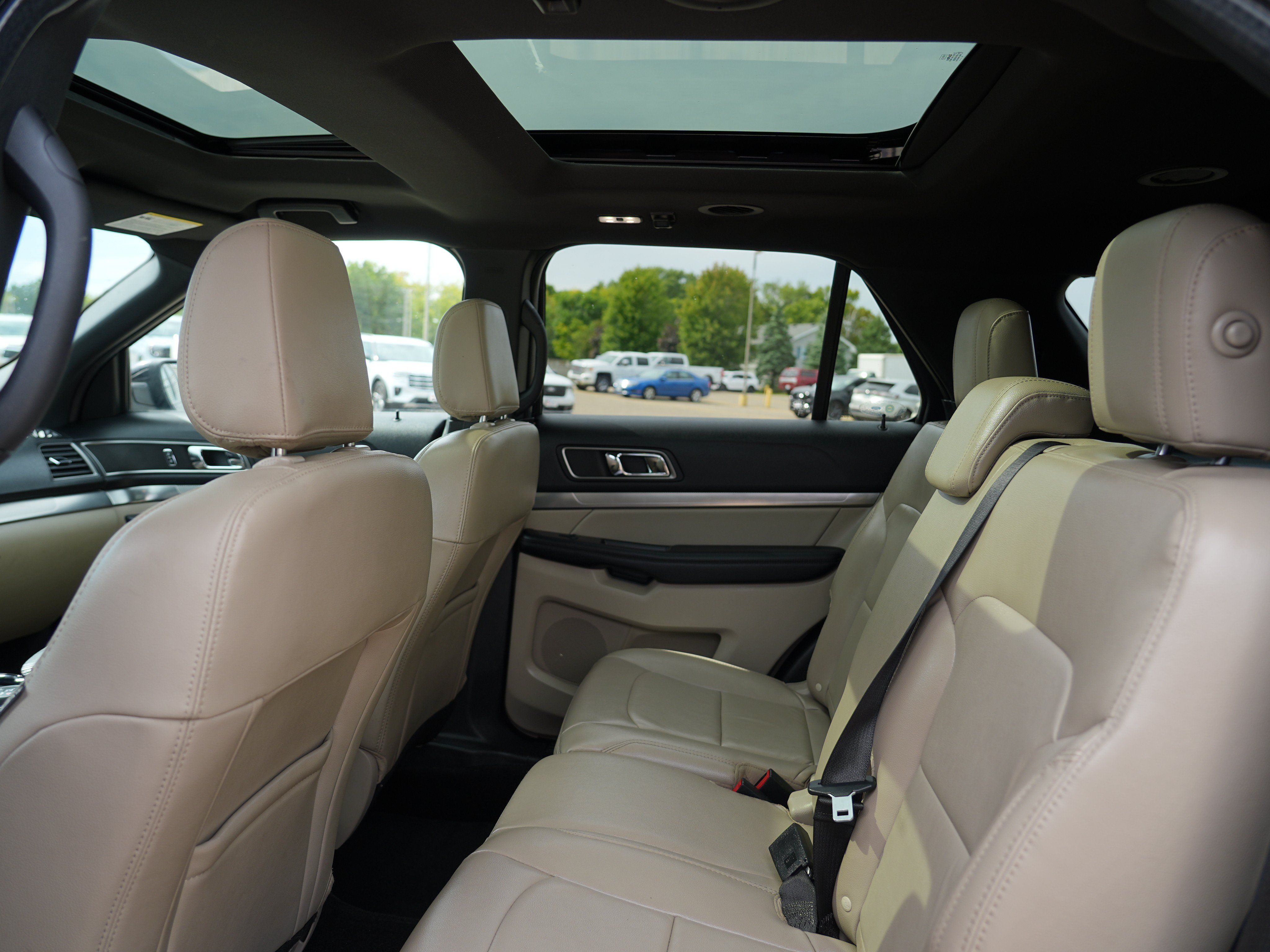 Used 2018 Ford Explorer XLT w/ Equipment Group 202A AWD/4WD image 19