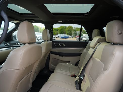 Used 2018 Ford Explorer XLT w/ Equipment Group 202A AWD/4WD image 19
