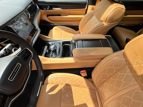 Certified 2025 Jeep Grand Wagoneer Series III w/ Quick Order Packagew 28T AWD/4WD image 9