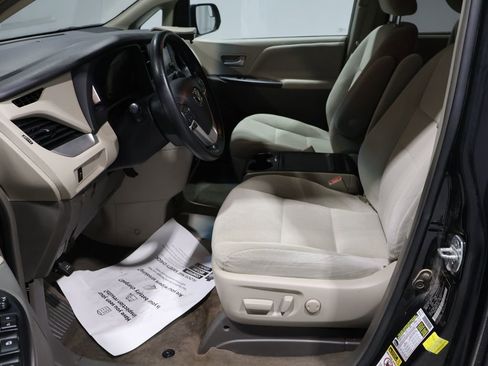 Used 2016 Toyota Sienna LE image 10