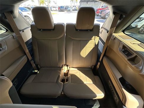 Used 2025 Land Rover Range Rover Long Wheelbase SE image 32