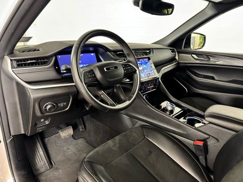 Used 2022 Jeep Grand Cherokee Altitude image 10