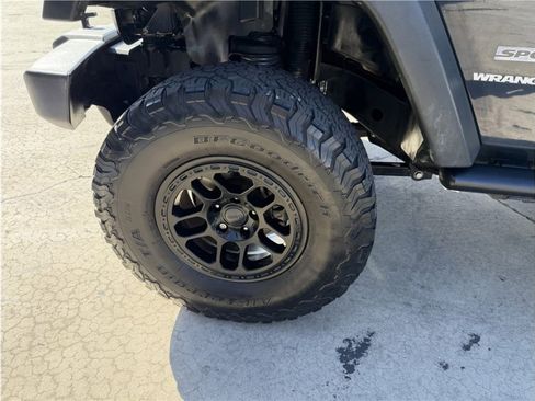 Used 2017 Jeep Wrangler Sport w/ Connectivity Group AWD/4WD image 11