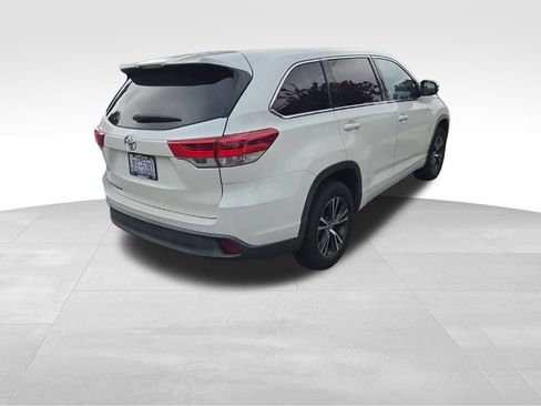 Used 2018 Toyota Highlander LE FWD image 3