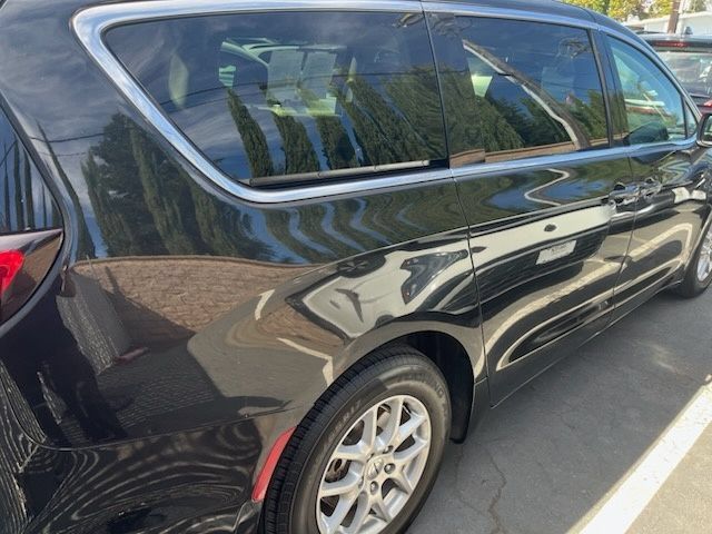 Used 2023 Chrysler Pacifica Touring-L FWD image 9