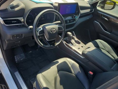 Used 2023 Toyota Highlander Limited image 22